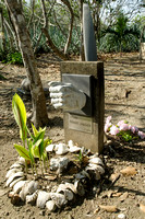 Gravesite with airplane propellor